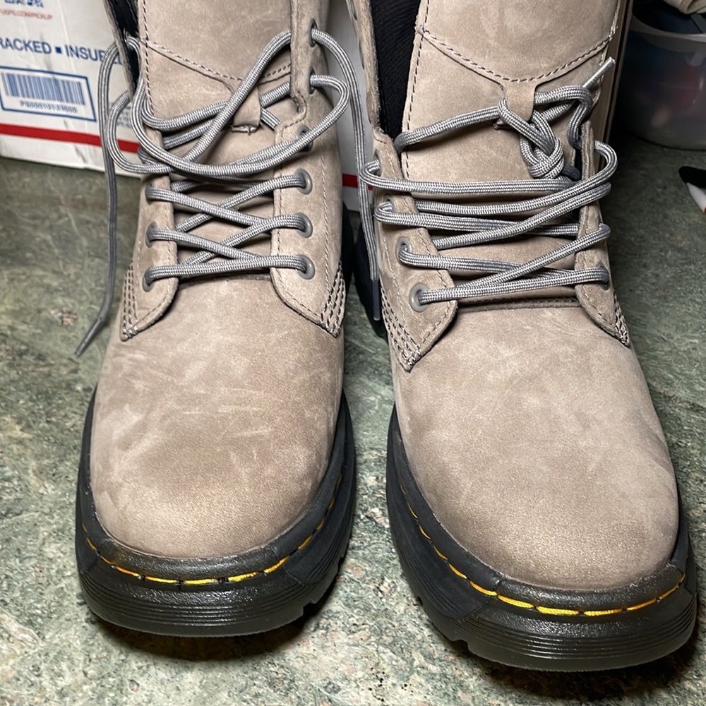 Dr. Martens, Doc's, DM s,Doc Martens
CREWSON
MADE IN VIETNAM
Size 8 - Picture 3 of 7
